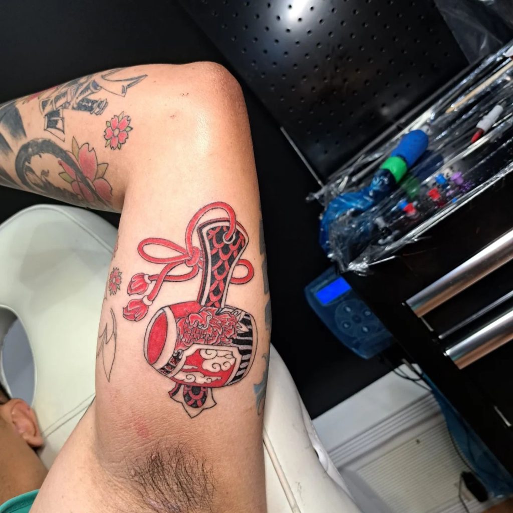 Colour Japanese hammer tattoo.